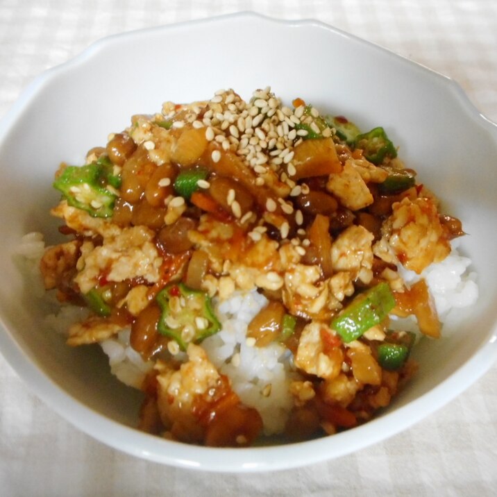 ピリ辛オクラそぼろ納豆丼